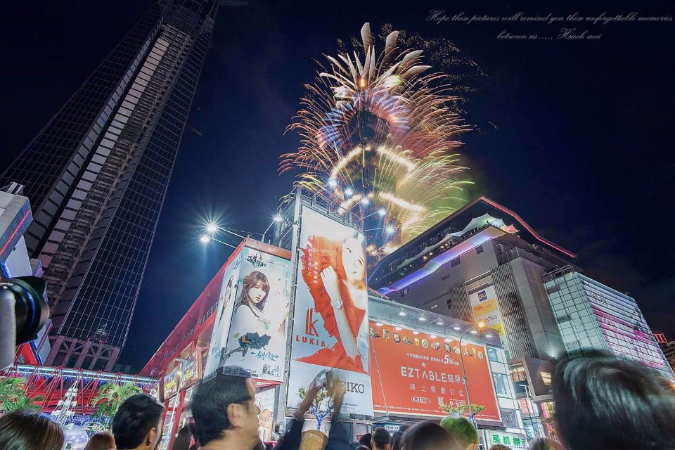 想近距離體驗煙火釋放的親臨感,信義威秀附近是絕佳的拍攝位置
