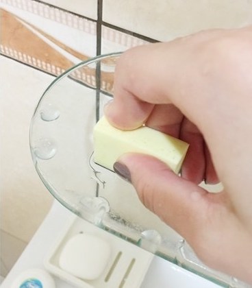 除了化學清潔劑外,也可以使用水垢清除的專用海綿,先以噴霧器將鏡子表面弄濕,再進行研磨刷洗。